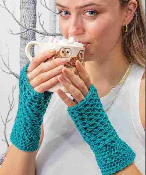 Trellis Mitts - On model holding mug of hot chocolate up between her fingers