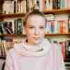 Charlston Cowl Crochet Pattern – light and lacy neck warmer – in pink and white – on serious model from front Charlston Cowl Crochet Pattern - light and lacy neck warmer - in pink and white - on serious model from front