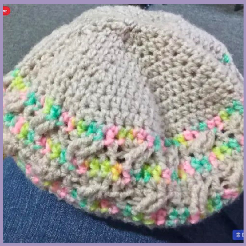 Brindy Beret – Jeni’s version – on knee – side view Brindy Beret - Jeni's version - on knee - side view